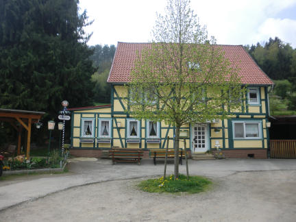 Die "Linde" im April 2014 vor dem Landgasthaus "Zur Linde"